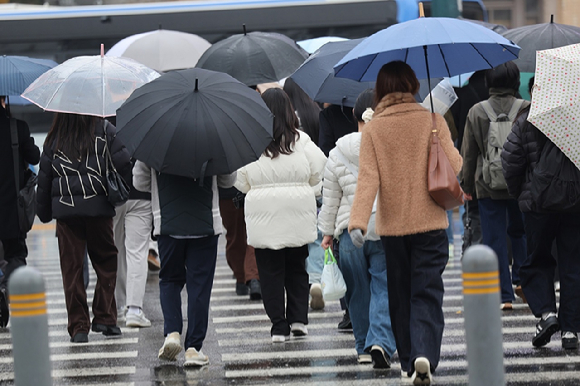 비가 내린 가운데 서울 종로구 광화문네거리에서 우산을 쓴 시민들이 이동하고 있다. [사진=연합뉴스]