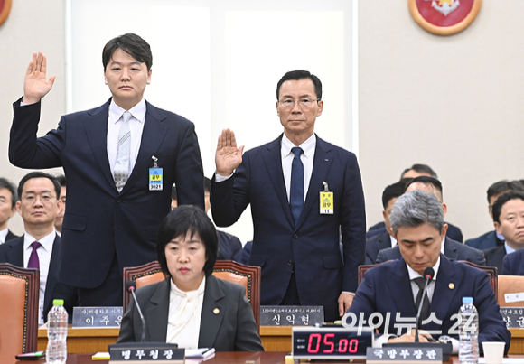 신익현 LIG디펜스앤에어로스페이스(LIG D&A) 대표이사가 26일 서울 여의도 국회 국방위원회에서 열린 국방부와 합동참모본부 등 국방위 소관 기관에 대한 종합 국정감사에서 증인 선서를 하고 있다. [사진=곽영래 기자]