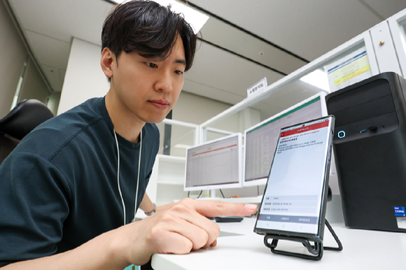 KT 고객센터 스팸분석팀 직원이 AI 기반 실시간 스팸 차단 키워드 등록 시스템을 운용하고 있다. [사진=KT]