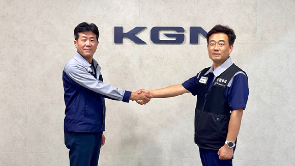 KGM이 지난 29일 임단협 협상 잠정합의안에 대한 조합원 찬반 투표에서 합의안이 찬성으로 가결됨에 따라 2026년 임단협 협상을 최종 마무리 지었다. (협상 타결 후 악수하는 모습. 사진 왼쪽 KGM 황기영 대표이사, 오른쪽 노철 노동조합 위원장) [사진=KGM]