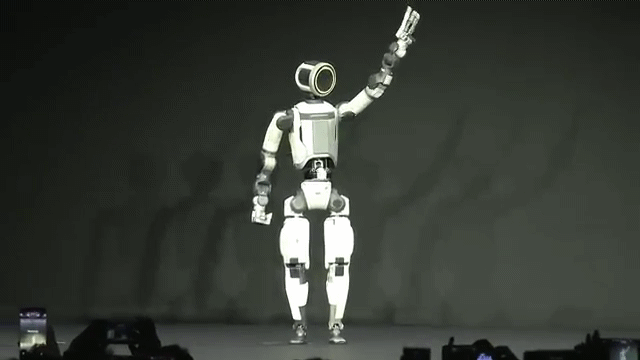 미국 라스베이거스에서 열린 CES 2026 공식 개막 하루 전인 5일(현지시간) '현대차그룹 미디어데이' 행사에서 아틀라스가 차세대 '뉴 아틀라스'를 소개하는 장면. [사진=박지은 기자]