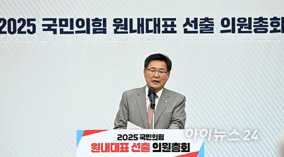 국민의힘 원내대표 선거에 출마한 이헌승 후보가 16일 서울 여의도 국회에서 열린 원내대표 선출 선거 의원총회에서 정견발표하고 있다. [사진=곽영래 기자]