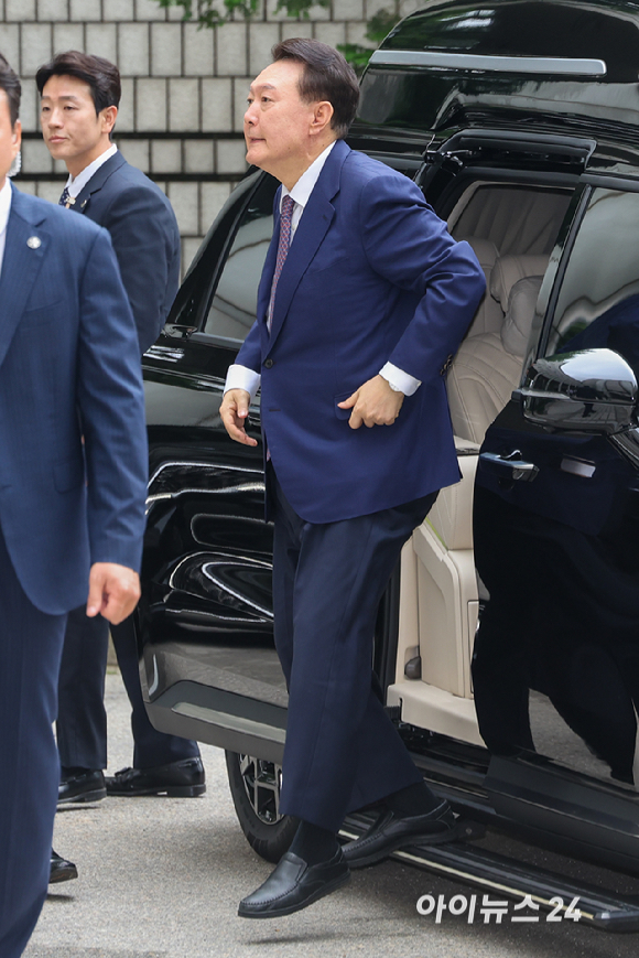 윤석열 전 대통령이 16일 오전 서울 서초구 서울중앙지방법원에서 열린 내란 우두머리 혐의&middot;직권남용 권리행사 방해 혐의 사건 7차 공판에 출석하고 있다. [사진=사진공동취재단]