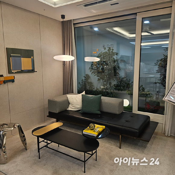 오티에르 포레 공사 현장에서 길 건너 '아크로서울포레스트'가 보인다.2025.07.04 [사진=이효정 기자 ]