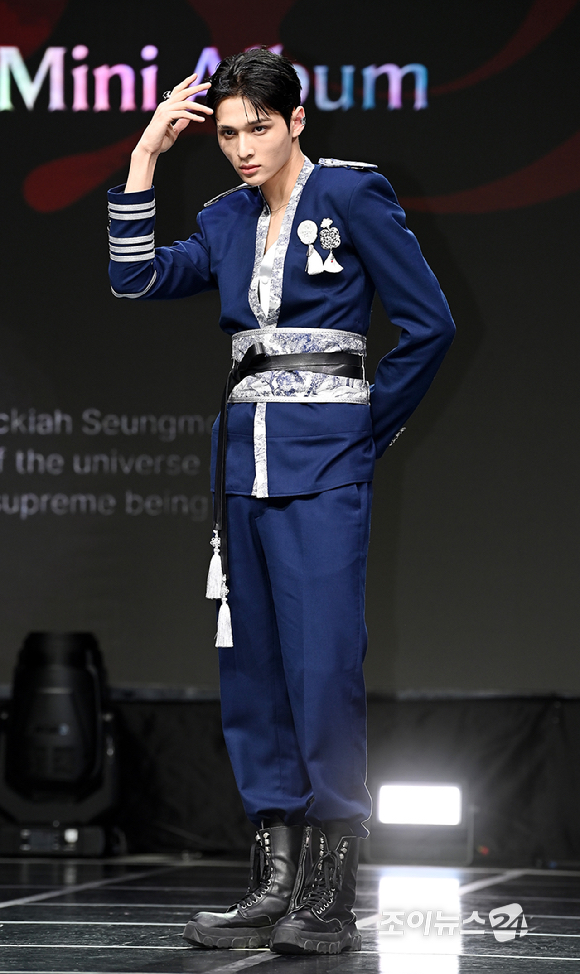 그룹 앰퍼샌드원(AMPERS&ONE) 마카야가 8일 서울 용산구 노들섬 라이브하우스에서 열린 미니 4집 '데피니션'(DEFINITION) 발매 기념 쇼케이스에서 포토타임을 갖고 있다. [사진=곽영래 기자]