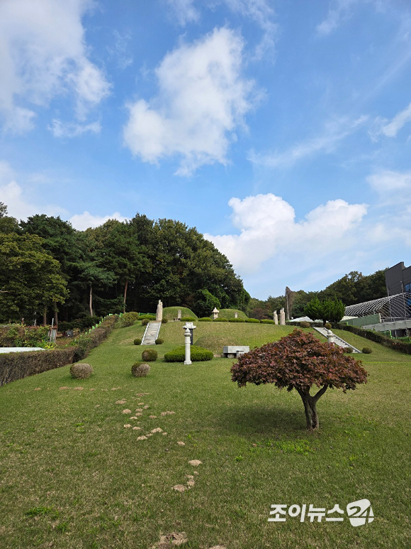 25일 오전 열린 '브브걸 민영과 함께 하는 팬트레킹-제12회 희망찾기 등산&middot;트레킹 교실'(이하 트레킹교실)' 참가자들이 정의공주 묘역을 둘러보고 있다. [사진=이미영 기자]