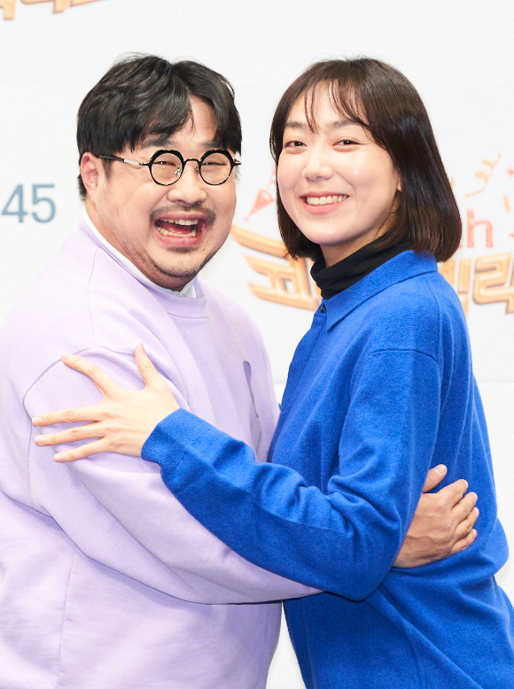 코미디언 강재준-이은형 부부가 28일 온라인으로 진행된 tvN '코미디빅리그' 10주년 기자간담회에 참석해 포즈를 취하고 있다. [사진=tvN]