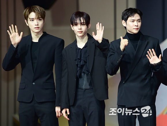 그룹 라이즈(RIIZE)가 25일 오후 인천광역시 중구 운서동 인스파이어 아레나에서 열린 '2025 SBS 가요대전' 레드카펫 행사에 참석하고 있다. [사진=정소희 기자]