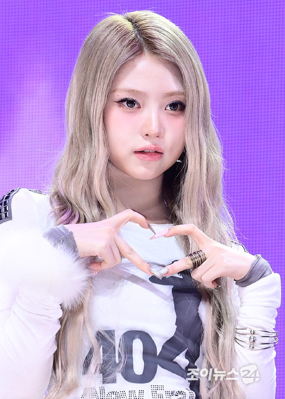 키키 하음이 26일 오후 서울 광진구 광장동 예스24라이브홀에서 열린 그룹 키키(KiiiKiii) 미니 2집 '델룰루 팩(Delulu Pack)' 발매 기념 쇼케이스에 참석하고 있다. [사진=정소희 기자]