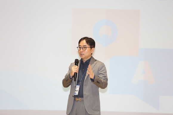 장덕현 삼성전기 사장(왼쪽에서 네번째)과 엠케이켐앤텍 권혁석 대표(왼쪽에서 다섯번째), 화인테크놀리지 서영옥 대표(왼쪽에서 세번째)가 동반성장 소통포럼에서 기념사진을 촬영하고 있다. [사진=삼성전기]