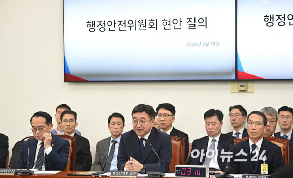 윤호중 행정안전부 장관이 18일 서울 여의도 국회에서 열린 행정안전위원회 전체회의에서 질의에 답변하고 있다. [사진=곽영래 기자]
