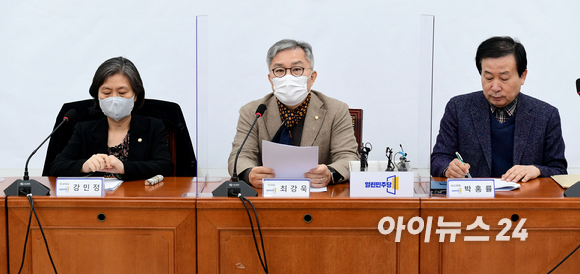 최강욱 열린민주당 대표가 10일 서울 여의도 국회에서 열린 열린민주당 최고위원회의에서 모두발언을 하고 있다. [사진=김성진 기자]