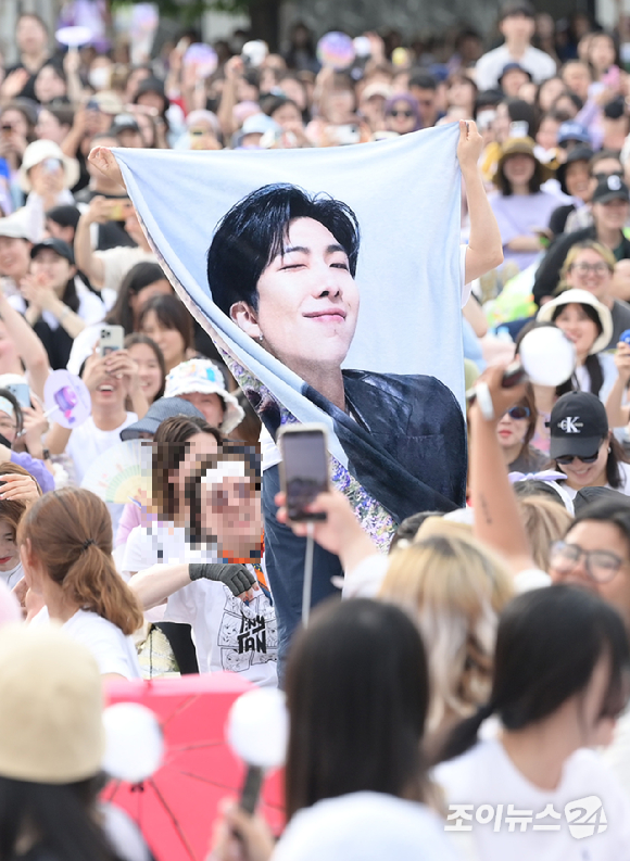 17일 서울 영등포구 여의도 한강공원에서 열린 방탄소년단 데뷔 10주년 FESTA @여의도(BTS 10th Anniversary FESTA @Yeouido)에 참석한 팬들이 'BTS 히스토리 월' 코너를 즐기고 있다. [사진=정소희 기자]