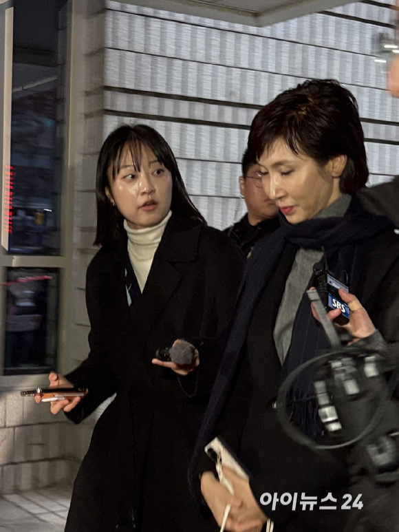 최태원 SK 회장(왼쪽)과 노소영 아트센터 나비 관장. [사진=권서아 기자]