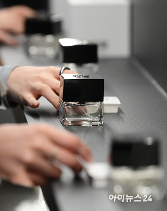 31일 서울 성동구 성수동 케이팝아케이드에서 향으로 공간을 만드는 프래그런스 브랜드 '스퀘어룸(SQUAREROOM)' 신제품 론칭 행사가 열렸다. 참석자들이 향수를 시향하고 있다. [사진=정소희 기자]