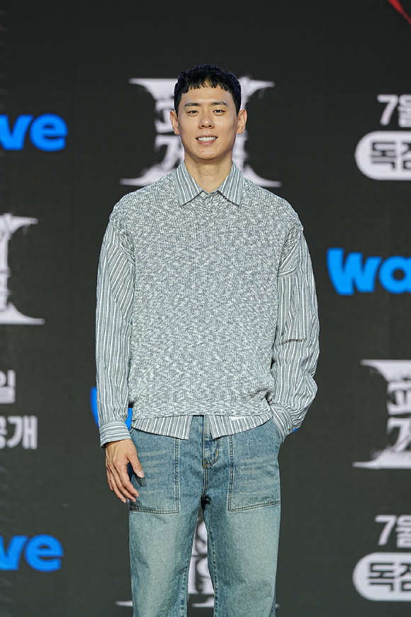 이관희가 '피의 게임X' 제작발표회에서 포즈를 취하고 있다. [사진=웨이브]