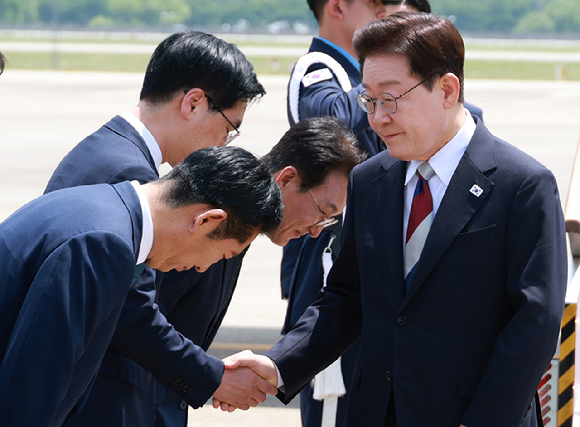 G7 정상회의와 유럽 순방을 마치고 귀국한 이재명 대통령이 18일 성남 서울공항에서 환영나온 더불어민주당 정청래 대표와 인사하고 있다. 2026.6.18 [사진=연합뉴스]