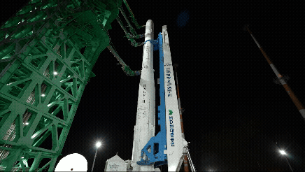 27일 새벽 발사를 앞두고 어둠이 내린 나로우주센터 제2발사대에 누리호가 우뚝 서 있다. [사진=우주청]