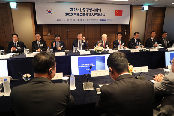 한중 기업인과 정부 관계자 40여명이 18일 서울 롯데호텔에서 '제2차 한중경영자회의에 앞서 기념 촬영을 하고 있다. [사진=설재윤 기자]