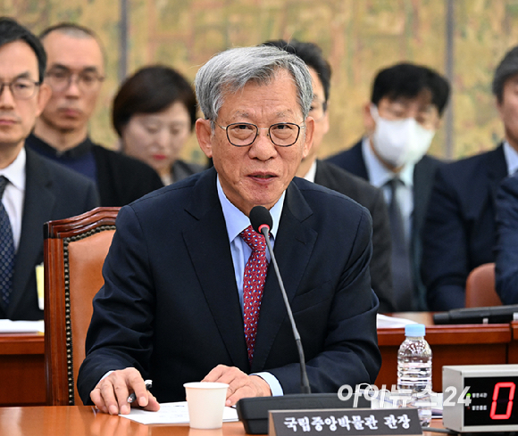 유홍준 국립중앙박물관장이 22일 국회 문화체육관광위원회에서 열린 국립중앙박물관&middot;한국문화예술위원회&middot;국립중앙도서관 등에 대한 국정감사에서 의원 질의에 답하고 있다. [사진=곽영래 기자]