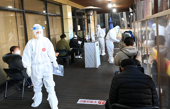서울 송파구보건소를 찾은 시민들이 코로나 검사를 받기 위해 대기하고 있다. [사진=사진공동취재단]
