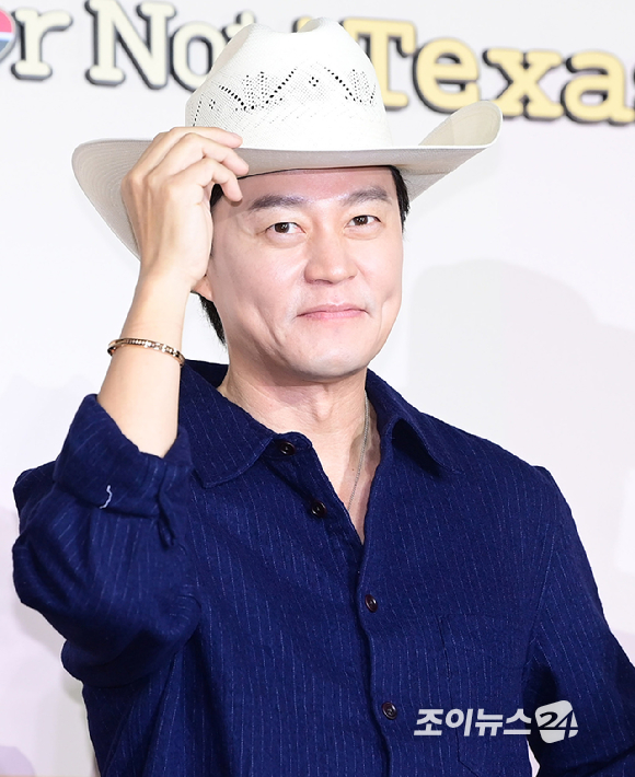 배우 이서진이 24일 오전 서울 CGV 아이파크몰에서 열린 넷플릭스 예능 '이서진의 달라달라' 제작발표회에 참석하고 있다. [사진=정소희 기자]