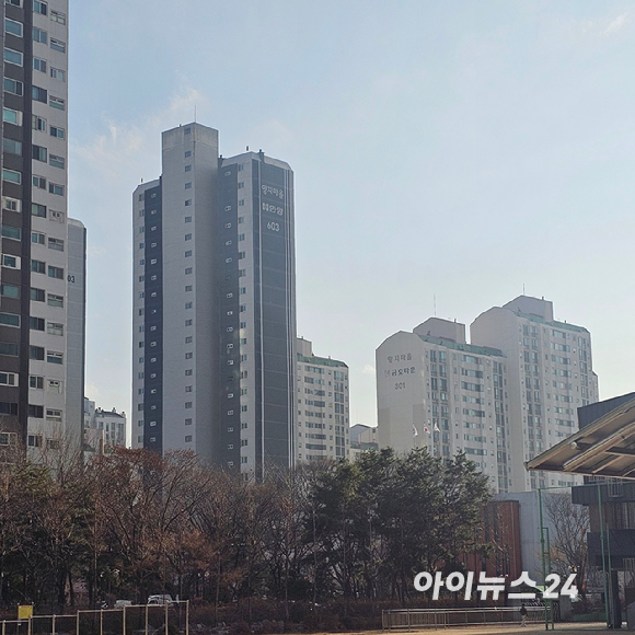 1기 신도시 분당신도시 양지마을 금호1단지 아파트 내 일부 세대에 걸려 있는 현수막. 2025.12.19 [사진=이효정 기자 ]
