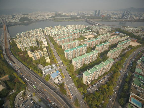 유인촌 문화체육관광부 장관이 본인과 배우자 재산으로 총 169억9854만원을 신고했다. 이는 공직자 재산공개대상자 중 1위다. 위 사진은 유인촌 문화체육관광부 장관이 2023년 11월 15일 오후 부산 해운대구 벡스코에서 열린 '2023 대한민국 게임대상'에 참여해 인사말을 전하는 모습. [사진=곽영래 기자]