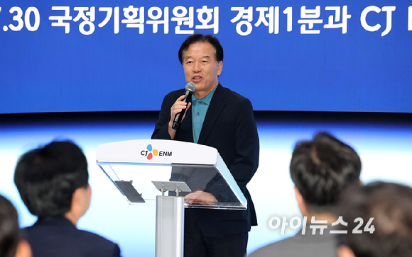 정태호 국정기획위원회 경제1분과장과 허민회 CJ 경영지원대표를 비롯한 위원들이 30일 경기 파주시 탄현면 CJ ENM 스튜디오를 찾아 VP Stage 시연을 하고 있다. [사진=사진공동취재단]