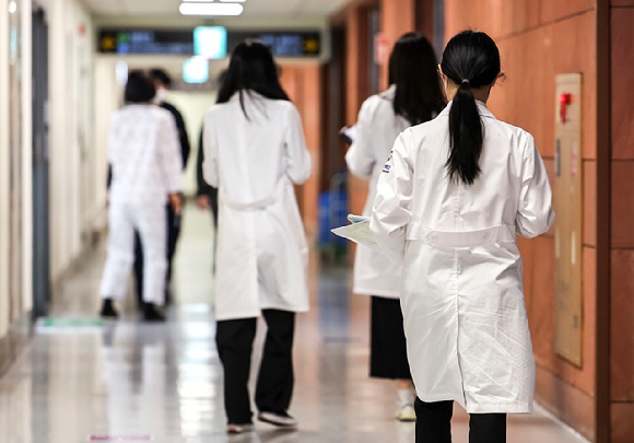 사진은 지난 2월 서울 한 대학병원에서 의사들이 이동하고 있는 모습. [사진=뉴시스]
