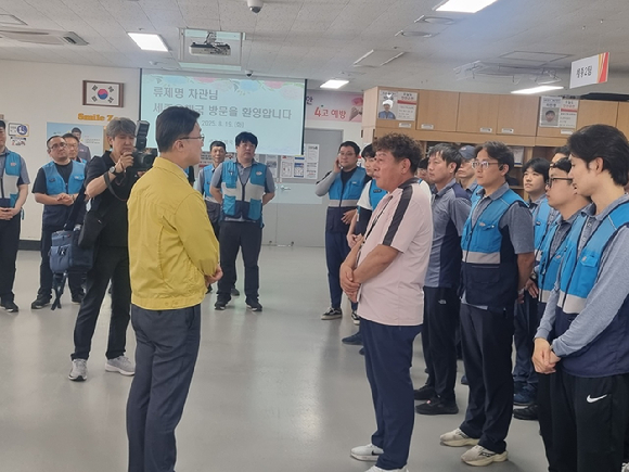 19일 류제명 과학기술정보통신부 제2차관이 세종우체국을 방문해 집배원들을 격려하고 폭염 대응 상황을 점검하고 있다. [사진=과기정통부]