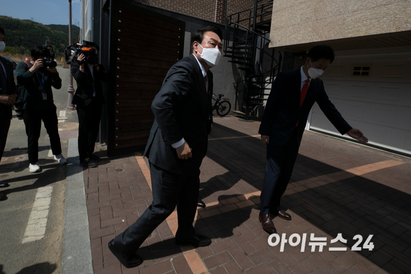 윤석열 대통령 당선인이 12일 오후 대구 달성군 유가읍에 있는 박근혜 전 대통령의 사저를 방문 박근혜 전 대통령 예방을 하기 위해 차량에서 내려 사저로 들어가고 있다. [사진=인수위사진기자단]