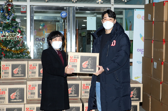 두산 베어스는 포스트시즌 동안 적립한 새우깡 블랙 과자 박스 40개를 성동구 소제 보육시설에 기부했다. 선수단을 대표해 내야수 양석환(오른쪽)이 전달식에 참석했다. [사진=두산 베어스]