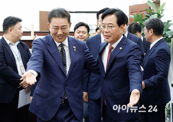 김병기 더불어민주당 대표 직무대행 겸 원내대표, 송언석 국민의힘 원내대표가 24일 오전 서울 여의도 국회에서 우원식 국회의장 주재로 열린 양당 원내대표 회동에 참석하고 있다. [사진=곽영래 기자]