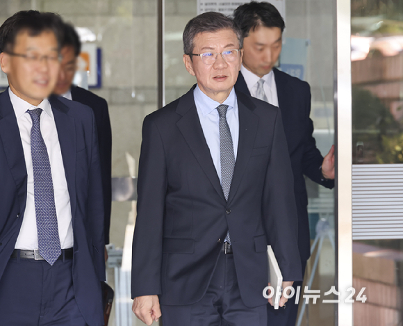 독점규제및공정거래법 위반 혐의를 받는 정몽규 HDC 회장이 4일 서울 서초구 서울중앙지방법원에서 열린 첫 공판을 마치고 법원을 나서고 있다. [사진=곽영래 기자]