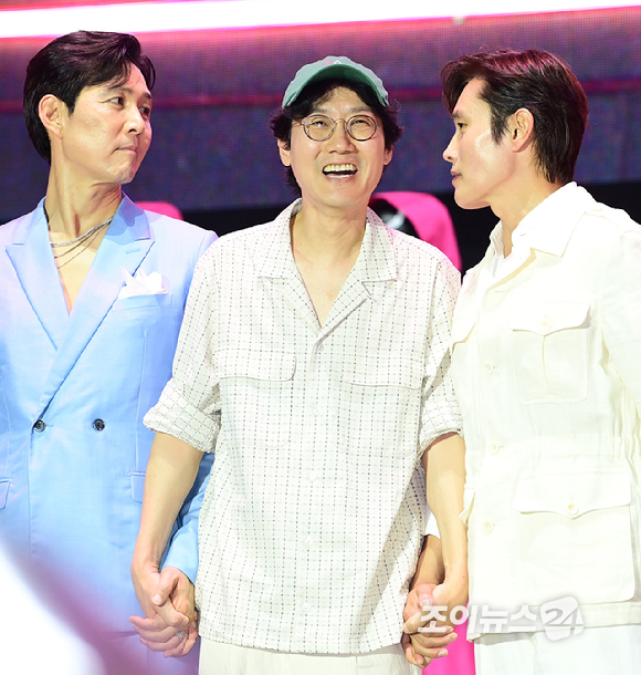 이정재-황동혁 감독-이병헌이 28일 오후 서울시청 앞 서울광장에서 열린 넷플릭스·서울특별시 공동주최 2025 K콘텐츠 서울여행주간 '오징어 게임​' 시즌3 피날레 이벤트에 참석하고 있다. [사진=정소희 기자]