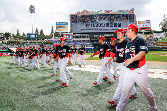 17일 인천 미추홀구 SSG랜더스필드에서 열린 2024 KBO리그 KIA 타이거즈와 SSG 핸더스의 경기에 앞서 KIA 선수들이 관중들에게 프로야구 1000만 관중 돌파 기념 감사 인사를 마친 뒤 덕아웃을 향하고 있다. 2024.09.17. [사진=뉴시스]