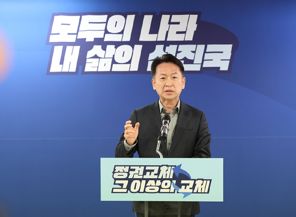 김동연 후보 측 대리인인 고영인 전 의원은 18일 서울 여의도 캠프 사무실에서 기자회견을 하고 있다. [사진=김동연 캠프]
