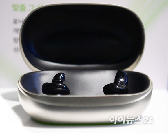 스위스 청각 솔루션 브랜드 '포낙(Phonak)'이 27일 오전 서울 중구 동대문디자인플라자(DDP)에서 충전식 맞춤형 보청기 '비르토 인피니오 R' 국내 출시 행사를 열었다. 이날 출시한 신제품 '비르토 인피니오 R'의 모습. [사진=정소희 기자]