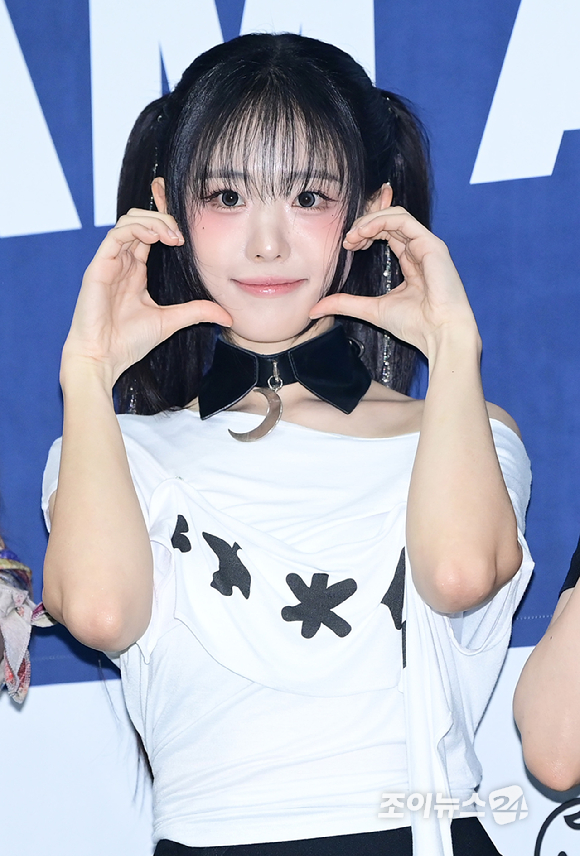 그룹 큐더블유이알(QWER)이 21일 오후 서울 잠실실내체육관에서 열린 '2025 케이 월드 드림 어워즈'(2025 K WORLD DREAM AWARDS)에 블루카펫 행사에 참석하고 있다. [사진=정소희 기자]