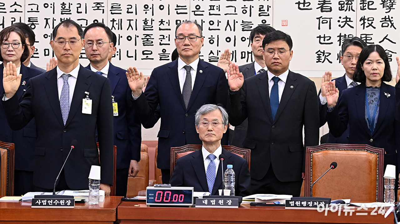 조희대 대법원장이 6일 국회 법제사법위원회에서 열린 대법원 등에 대한 국정감사에서 인사말하고 있다. [사진=곽영래 기자]