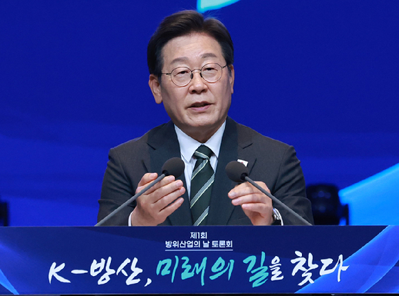 이재명 대통령이 8일 서울 그랜드 하얏트 호텔에서 열린 방위산업의 날 토론회를 주재하고 있다. 2025.7.8 [사진=연합뉴스]