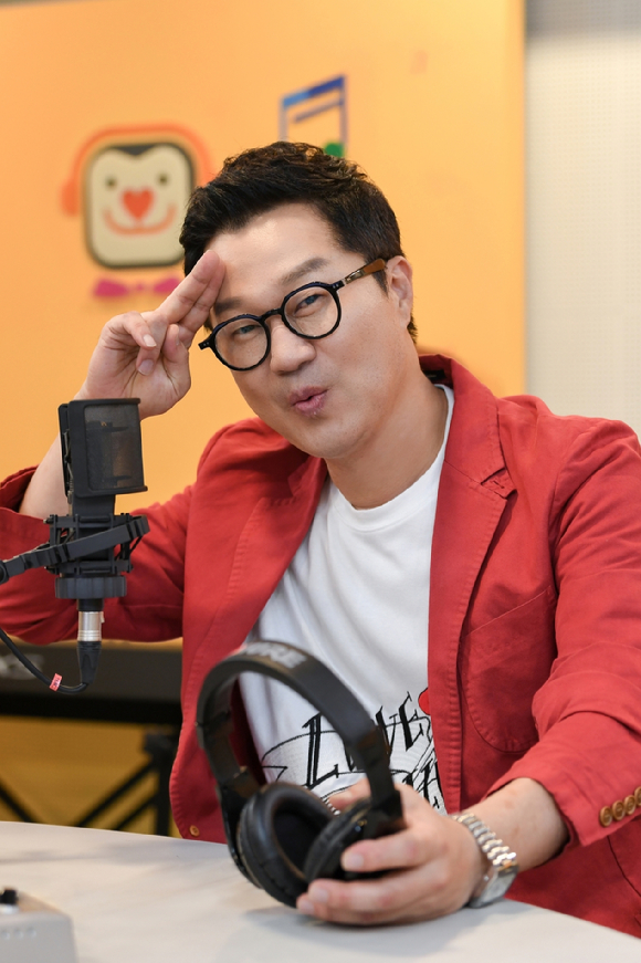 지상렬 윤의준PD가 18일 SBS 파워&middot;러브FM 새 프로그램 론칭 기자간담회에서 포즈를 취하고 있다. [사진=SBS]