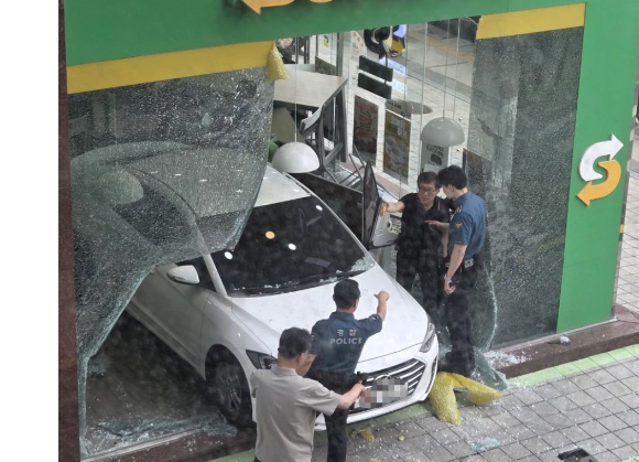 서울시 서초구 한 음식점으로 승용차량이 돌진해 시민 5명이 다쳤다. 사진은 사고 현장. [사진=온라인 커뮤니티]