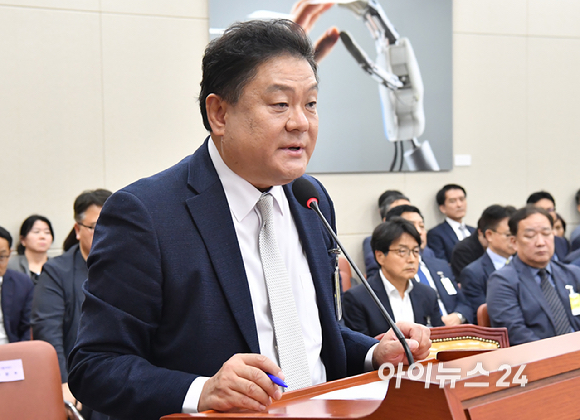김우성 한국방송공사 부사장이 16일 서울 여의도 국회 과학기술정보방송통신위원회에서 열린 KBS&middot;EBS&middot;방송문화진흥회&middot;시청자미디어재단 등에 대한 국정감사에서 인사말을 하고 있다. [사진=곽영래 기자]
