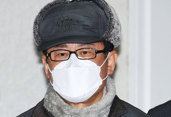 차범근 전 감독이 지난 20일 서울 종로구 HW컨벤션센터 크리스탈홀에서 열린 제37회 차범근축구상 시상식이 끝난 뒤 취재진과 만나 인터뷰하고 있다. [사진=연합뉴스]