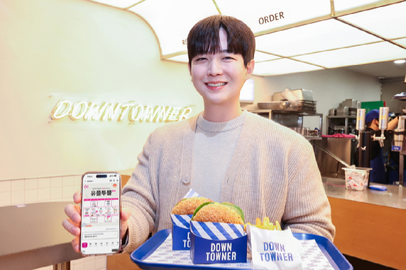 LG유플러스가 새해를 맞아 대표 멤버십 프로그램 &lsquo;유플투쁠&rsquo;의 혜택을 강화했다. 사진은 유플투쁠 제휴처 다운타우너에서 1월 대표 혜택인 버거세트를 소개하고 있는 모습 [사진=LGU+]