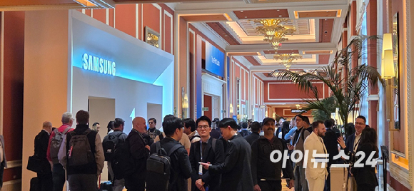 삼성전자 CES 2026 단독 전시관 입구에 모여있는 관람객들. [사진=박지은 기자]