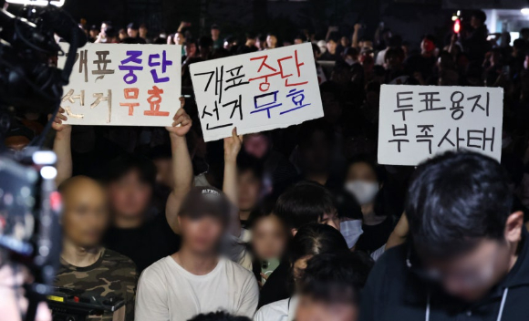 국민의힘 오세훈 서울시장 후보가 제9회 전국동시지방선거일 다음날인 4일 서울 종로구 대왕빌딩에 마련된 선거사무소에서 입장을 밝힌 뒤 기뻐하고 있다. [사진=곽영래 기자]