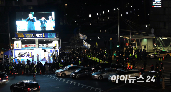 이재명 더불어민주당 대선 후보가 16일 오후 서울 잠실새내역 인근에서 집중 유세를 하고 있다. [사진=국회사진취재단]